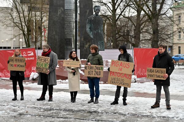 В субботу, 25 ноября, на площади Винцаса Кудирки состоялась гражданская акция с требованием снизить цены на экологически чистые товары и услуги. - Sputnik Литва