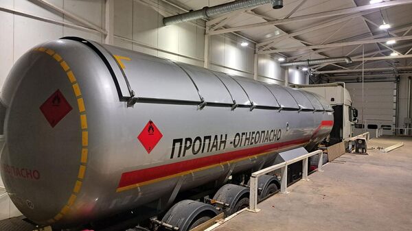 Литовские таможенники обнаружили партию контрабандных сигарет в газовозе - Sputnik Литва