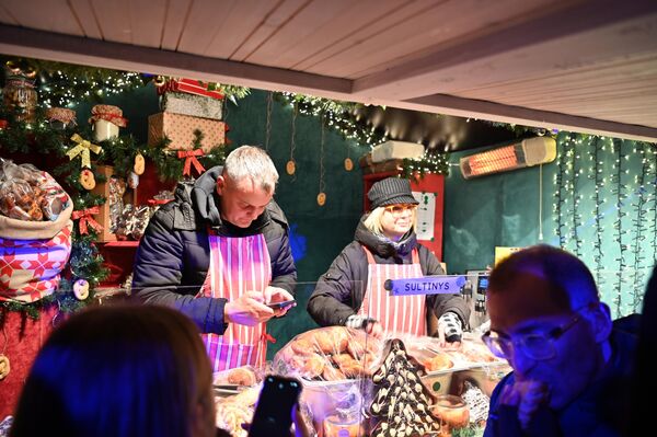Посетителей рождественской ярмарки угощали горячими блюдами.  - Sputnik Литва
