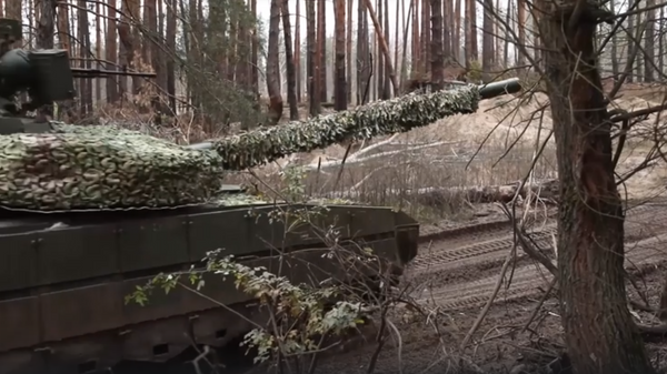 Боевая работа экипажей танков Т-80 в зоне спецоперации - Sputnik Литва