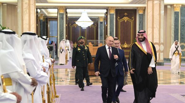 Президент РФ Владимир Путин и наследный принц, председатель Совета министров Саудовской Аравии Мухаммед бен Сальман Аль Сауд - Sputnik Литва