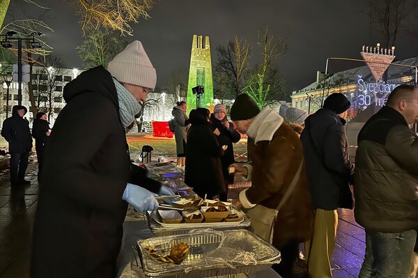 Также организаторы праздника угощали всех желающих теплым чаем и национальными еврейскими блюдами. - Sputnik Литва