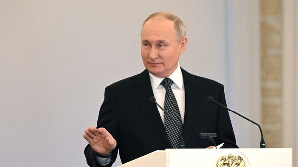 Президент РФ Владимир Путин на церемонии вручения медалей Золотая Звезда в Кремле  - Sputnik Литва