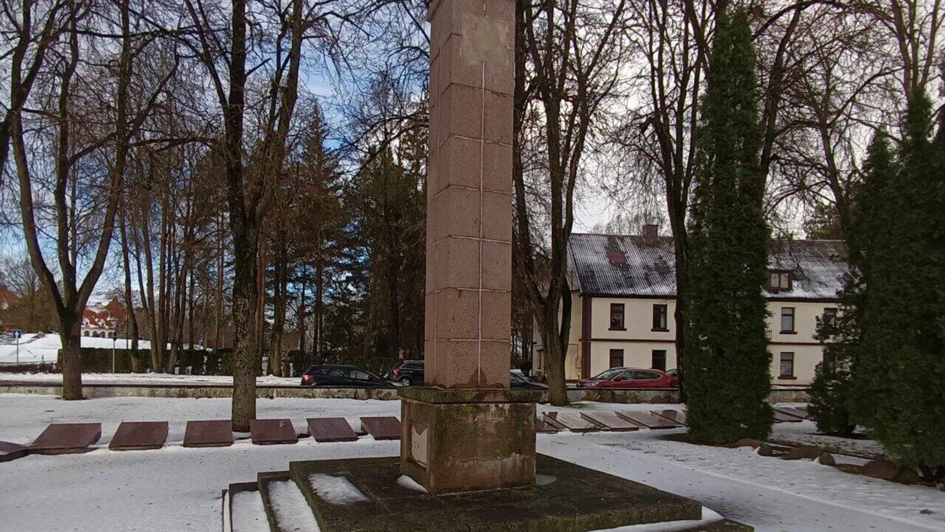 Обелиск на кладбище советских воинов в Биржайском районе Литвы - Sputnik Литва, 1920, 09.12.2023