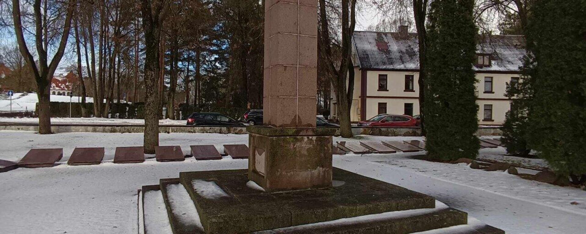 Обелиск на кладбище советских воинов в Биржайском районе Литвы - Sputnik Литва, 1920, 09.12.2023