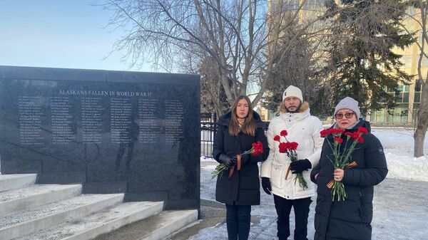 Российские дипломаты возлагают цветы на кладбище Эвергрин Вашелли в Сиэтле - Sputnik Литва