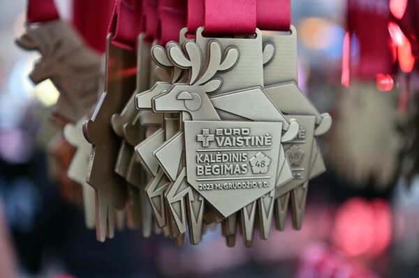 Каждый из участников получил памятную медаль о спортивном мероприятии. - Sputnik Литва