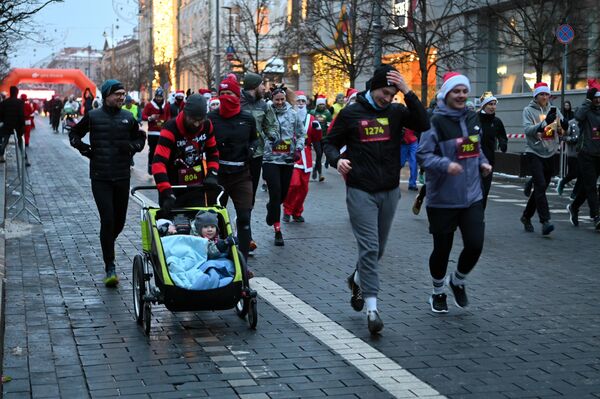 На фото: участники Рождественского забега в Вильнюсе. - Sputnik Литва