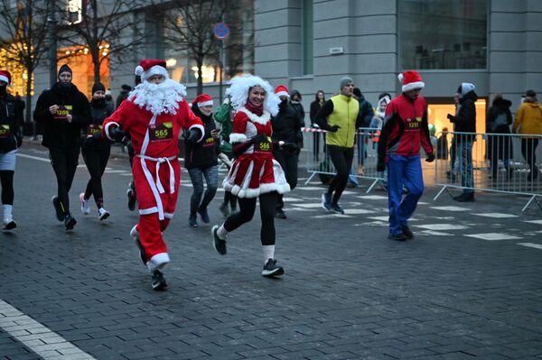 На фото: участники Рождественского забега в Вильнюсе. - Sputnik Литва