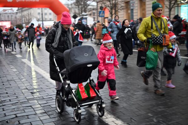 По традиции перед основными забегами свои силы попробовали самые юные Деды Морозы. - Sputnik Литва