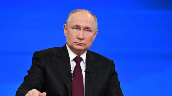 Президент РФ Владимир Путин на Прямой линии и большой пресс-конференции - Sputnik Литва