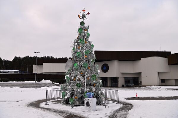 На фото: необычная елка возле выставочного центра Litexpo. - Sputnik Литва