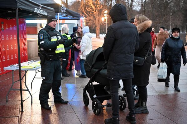 На фото: сотрудники полиции рассказывают жителям о правилах безопасности в зимнее время года.  - Sputnik Литва