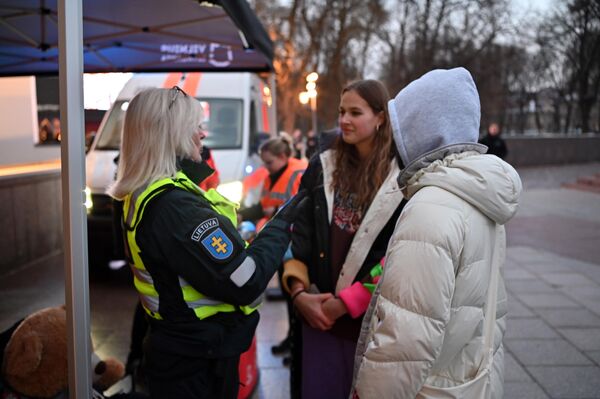 На фото: сотрудники полиции рассказывают жителям о правилах безопасности. - Sputnik Литва