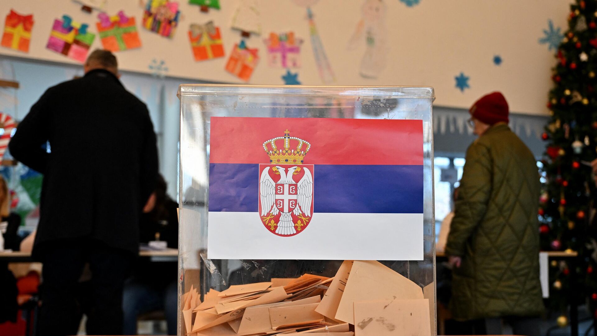 Голосование на парламентских и местных выборах в Сербии - Sputnik Литва, 1920, 18.12.2023