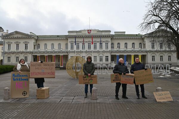 В среду, 20 декабря, в Вильнюсе на площади имени Симонаса Даукантаса состоялась акция против новых правил охоты. - Sputnik Литва