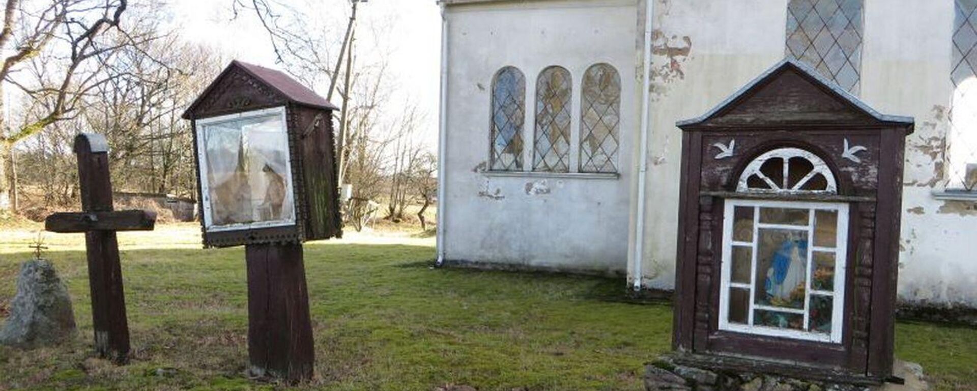 Часовенные столбы возле костела Святого Апостола Павла в деревне Спраудис - Sputnik Литва, 1920, 21.12.2023