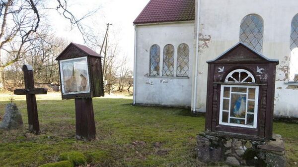 Часовенные столбы возле костела Святого Апостола Павла в деревне Спраудис - Sputnik Литва