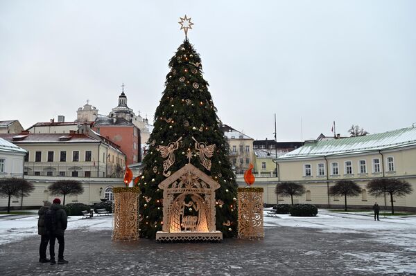 Рождественская елка также появилась во внутреннем дворике президентского дворца. - Sputnik Литва