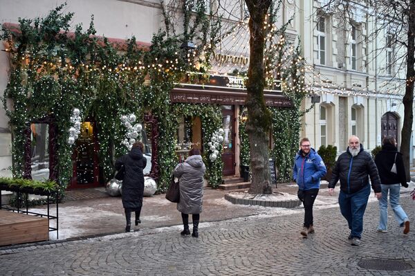 Каждый год заведения и магазины в Старом городе соревнуются за звание обладателя самого красивого декора. - Sputnik Литва