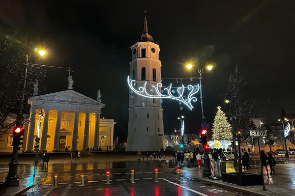 Центром притяжения стала не только главная елка, но и Рождественский городок на Кафедральной площади. - Sputnik Литва