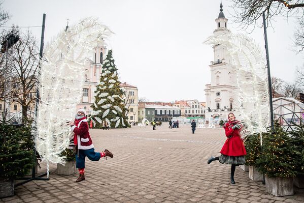 Елка и новогодние украшения пробудут на Ратушной площади до 6 января. - Sputnik Литва