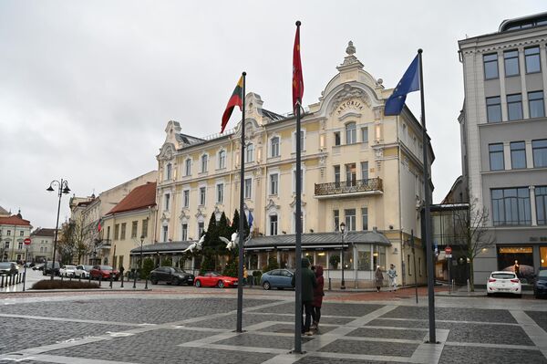 Нарядно выглядят здания в центре города, специально украшенные к зимним праздникам. - Sputnik Литва