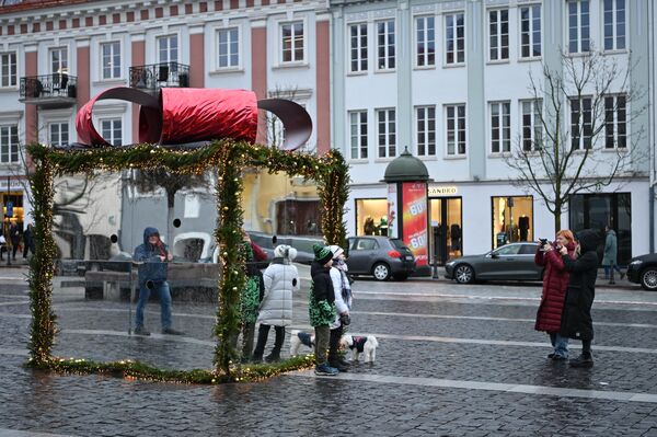 На фото: жители Вильнюса фотографируются на фоне огромной &quot;подарочной коробки&quot;. - Sputnik Литва