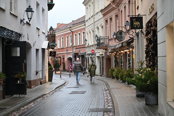 На фото: прохожие на улице Старого города Вильнюса. - Sputnik Литва