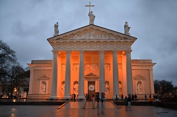 На фото: Кафедральный католический собор на главной площади Вильнюса. - Sputnik Литва