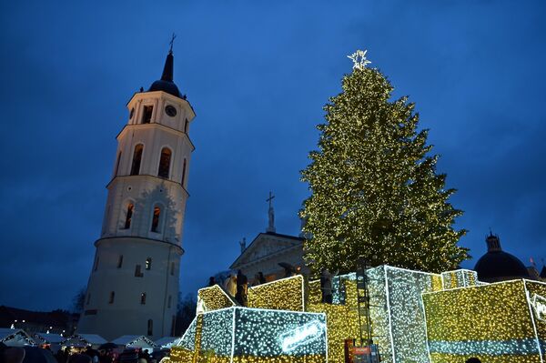Вильнюс традиционно приглашал встретить Новый год на Кафедральной площади возле колокольни. - Sputnik Литва