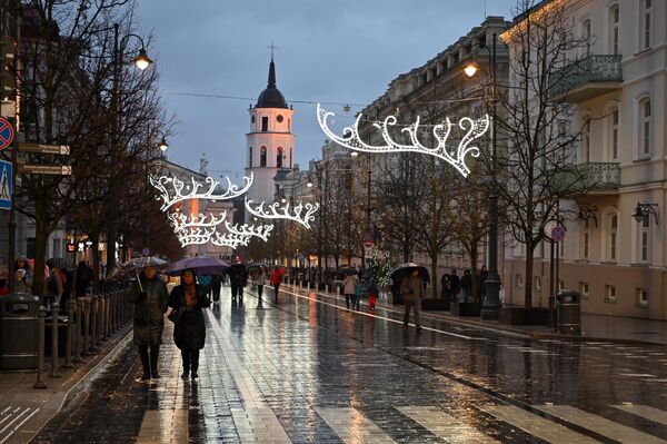 Здание колокольни за два часа до Нового года украсила современная видеопроекция.  - Sputnik Литва