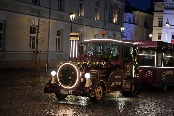 Одним из праздничных развлечений в Вильнюсе является детский рождественский поезд, курсирующий по Старому городу. - Sputnik Литва