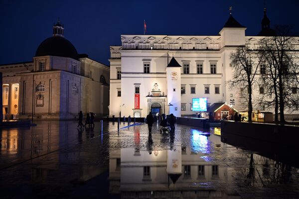 В полночь Ратушная площадь была освещена еще ярче — собравшихся по случаю юбилейного для столицы 2023 года ожидала музыка и лазерное шоу. - Sputnik Литва
