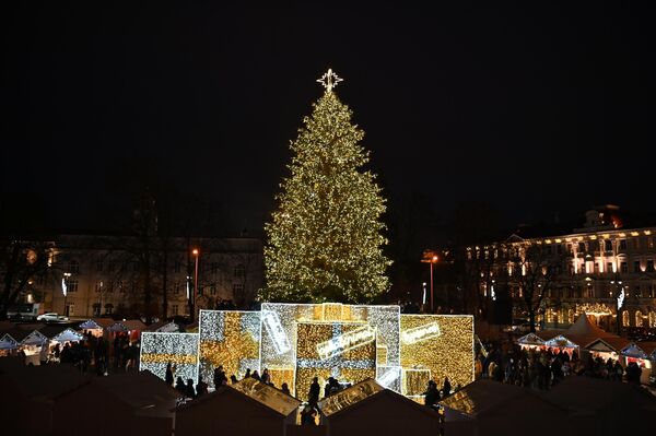 На фото: главная елка Литвы на Кафедральной площади в Вильнюсе. - Sputnik Литва