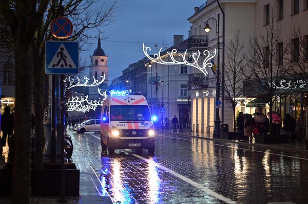 На фото: машина скорой помощи в центре Вильнюса. - Sputnik Литва
