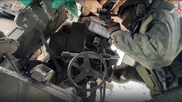 Боевая работа расчета гаубицы Д-30 ЗВО в зоне СВО - Sputnik Литва
