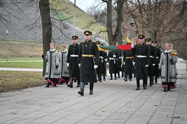 Новый флаг над башней замка Гедиминаса подняли военные роты почетного караула ВС Литвы. - Sputnik Литва