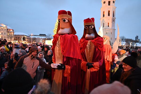 Праздник Трех Королей знаменует окончание зимних праздников и возвращение солнца. - Sputnik Литва