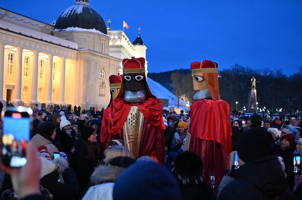 На Кафедральной площади прошло театрализованное представление — три Короля преподнесли младенцу Иисусу дары. - Sputnik Литва