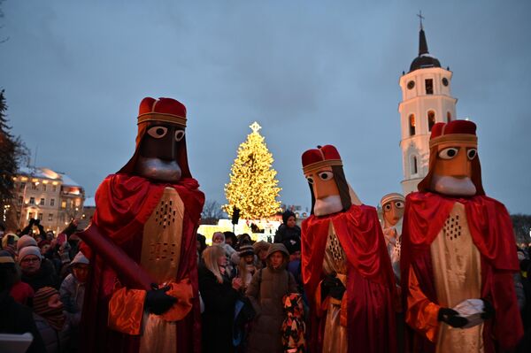 На фото: три Короля во время шествия в Вильнюсе.  - Sputnik Литва