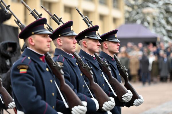 На площади Независимости был поднят государственный флаг и даны три оружейных залпа. Так была почтена память погибших. - Sputnik Литва