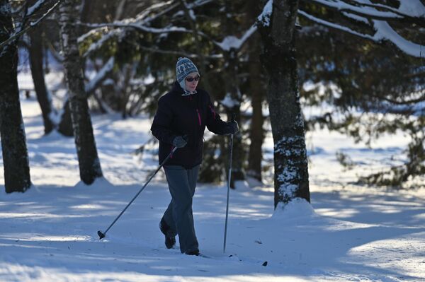 На фото: лыжница в парке Вингис в Вильнюсе. - Sputnik Литва