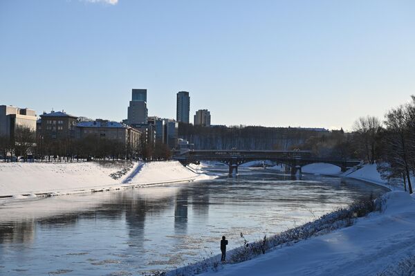 На фото: набережная реки Нерис в центре Вильнюса. - Sputnik Литва