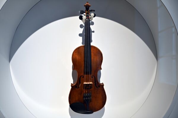 На фото: скрипка 1806 года, на которой играл до своей эмиграции скрипач Даниэль Померанц. - Sputnik Литва