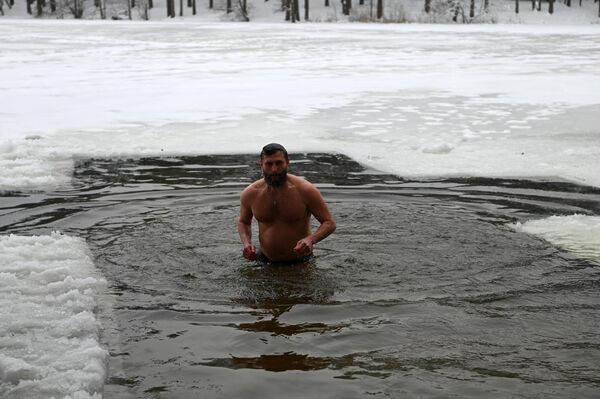 В Вильнюсе крещенские купания проходили на озере Бальджю. Верующих не испугала минусовая температура. - Sputnik Литва