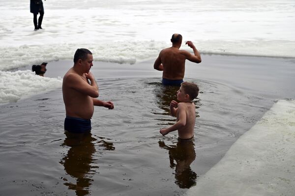 В купаниях приняли участие как взрослые, так и дети. - Sputnik Литва
