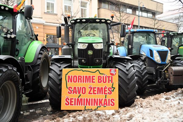 Первые тракторы и другая сельскохозяйственная техника начали прибывать в Вильнюс во вторник утром. - Sputnik Литва