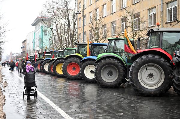 На фото: протест литовских фермеров на тракторах в центре Вильнюса. - Sputnik Литва