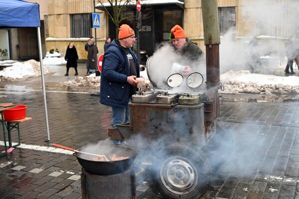 На месте протеста организовали полевую кухню.  - Sputnik Литва